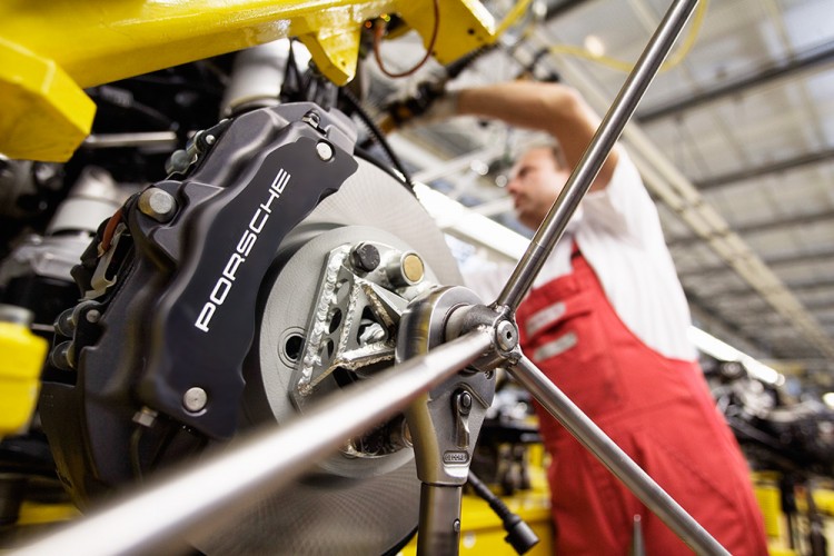 Industriefoto zeigt die Produktion des Porsche Cayenne in der Fabrik in Leipzig
